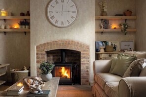 24 - East Cottage - WR12 7AT - Web