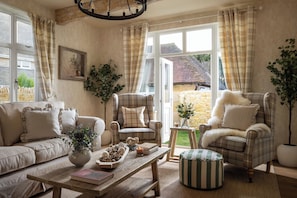 19 - East Cottage - WR12 7AT - Web