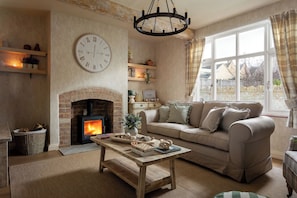 21 - East Cottage - WR12 7AT - Web