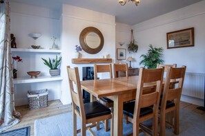 Little Glen - 3 Bedroom Holiday Home - Tenby (24904)