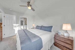  Bedroom 1: King bed, Smart TV with cable, upper floor
