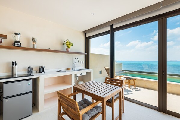 Comedor y cocina con vista al balcón privado