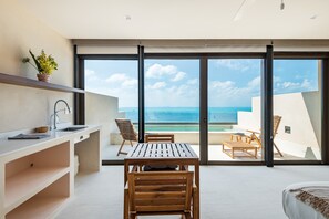 Comedor con vista a la alberca privada 