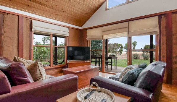 Little Bunda Cottage | Charming Mudbrick Stay
