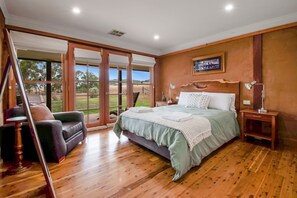 Bedroom 1 - Queen Bed