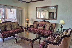 Spacoius living room