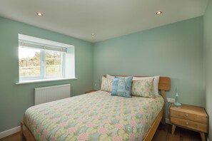Bedroom with kingsize bed