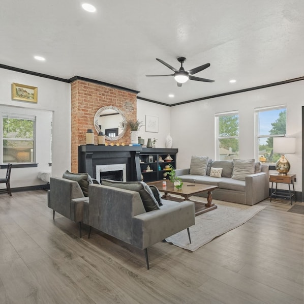 Bring the whole family to this 6-bedroom retreat, complete with a full kitchen and laundry facilities. Book now for a perfect getaway!