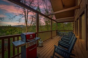 Dine al fresco on the deck while soaking in the serene mountain scenery.