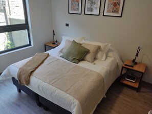 Relájate con estilo y comodidad después de un día de aventuras en este elegante y moderno dormitorio.