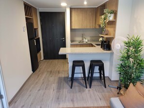 Libera a tu chef interior en esta cocina totalmente equipada, con electrodomésticos modernos y un amplio espacio de encimera.
