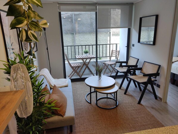 Experimenta el diseño moderno y el ambiente confortable de esta espaciosa sala de estar.
