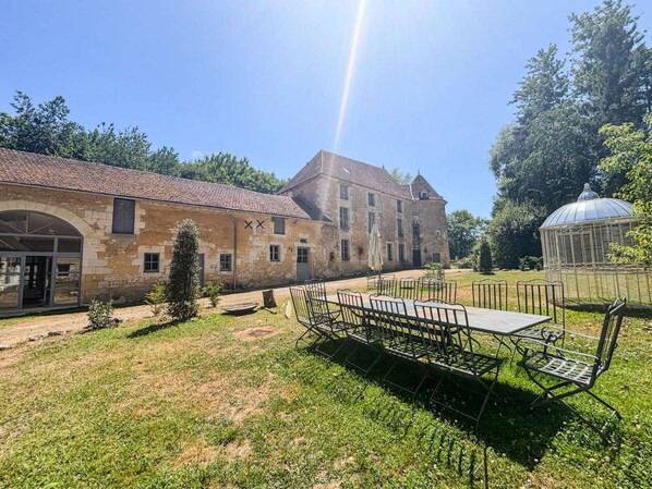 Manoir et piscine chauffée intérieure