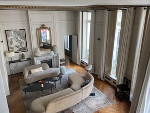 Living room
PianoSound systemHeatingBooks and reading materialAir conditioning