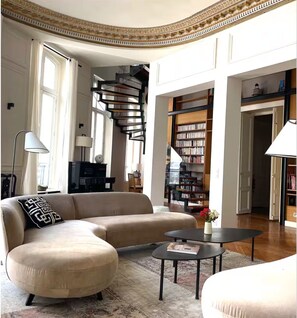 Living room
PianoSound systemHeatingBooks and reading materialAir conditioning