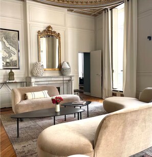 Living room
PianoSound systemHeatingBooks and reading materialAir conditioning