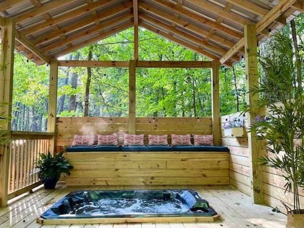Falcon Lodge hot tub