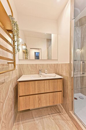 Salle de bain avec douche et toilette