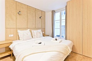Chambre avec lit queen size, placard et smart TV