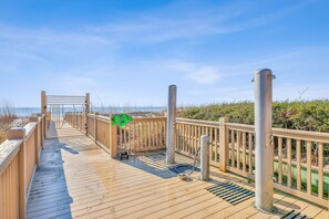 Walk way to the beach 