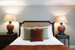 Bedroom 3 with queen bed