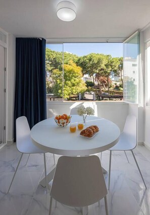 Beautiful two-bedroom flat with communal pool, beautifully decorated in a marine style. (3)