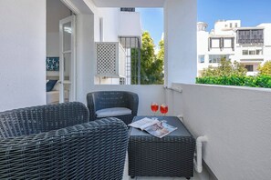 Beautiful two-bedroom flat with communal pool, beautifully decorated in a marine style. (5)