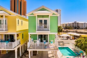 The captivating Green Gulf Bungalow welcomes you warmly and eagerly awaits your arrival!