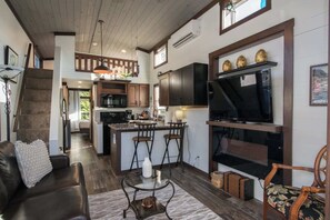 The heart of the home: a cozy kitchen with all the essentials for your stay.