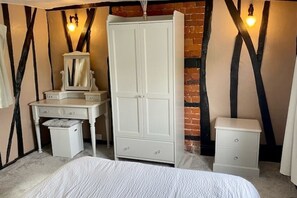 SUPERIOR DOUBLE BEDROOM  WITH DESK / VANITY TABLE 