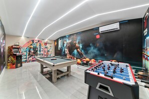 Entra en nuestra emocionante sala de juegos,pool,futbolin y arcade games.