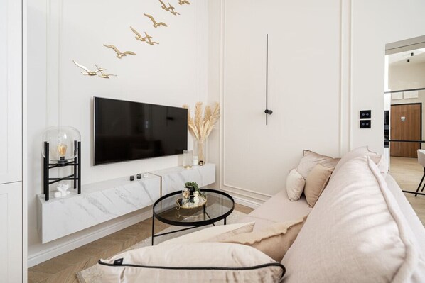 Main Living Area - Smart-TV for Your Entertainment | Book Now with RENTUJEMY.COM