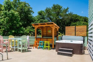 Hot Tub & Tiki Bar!