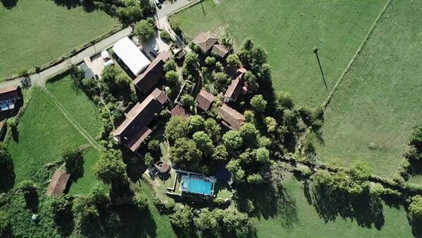 A La Contie drone avec Marquee et piscine