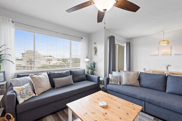 Living Room - Smart TV - 2 Queen Sleeper Sofas - Linens Provided