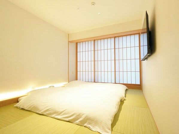 ・[Japanese-style twin room] Two sets of Nishikawa futons are provided. You can relax and unwind after your trip.