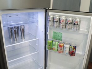・[Kitchen/Mint] The refrigerator in the kitchen is large enough to keep lots of drinks cold.