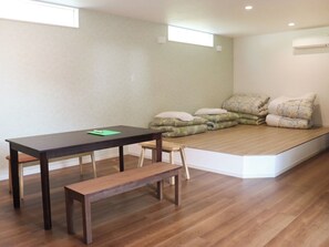 ・[Guest Room/Mint] Spending time chatting on the raised futons is sure to become a fond memory.