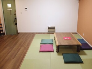 ・Rosemary Guest Room: The tatami space is the perfect place to talk about your travel memories with family and friends.