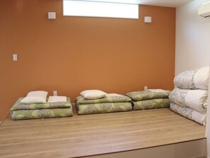 ・Rosemary Guest Room: There are three futons on the raised floor. Experience the excitement of a school trip.