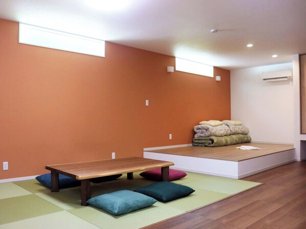 ・Rosemary Guest Room: A Japanese-Western style room with a tatami space. You can relax and unwind.