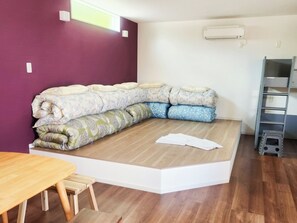 ・[Guest Room/Lavender] Futons are provided on the raised floor. You can rest assured knowing that your dog will be within sight.