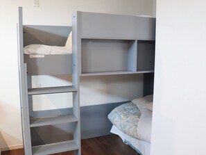 ・[Guest Room/Lavender] In addition to futons, we also have bunk beds, so you can have your own space to sleep.