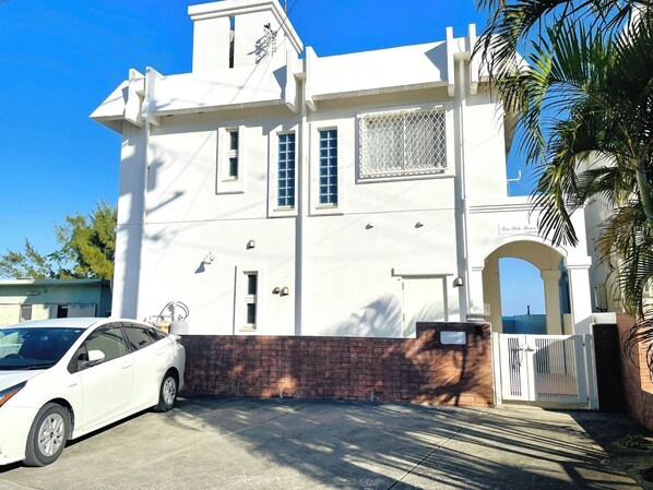 ・[Exterior] Ocean view villa in central Okinawa. Spacious 3LDK space can accommodate up to 10 people.