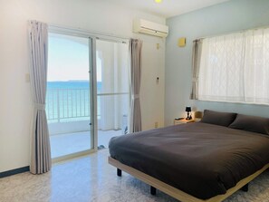 ・[Bedroom] A double room where you can relax in bed and look out at the sea.