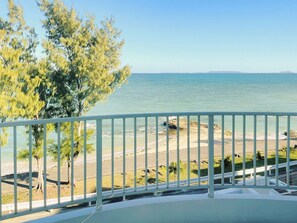 ・[Balcony] Enjoy the magnificent view of the ocean all to yourself. Relax with the sound of the waves and the pleasant sea breeze.