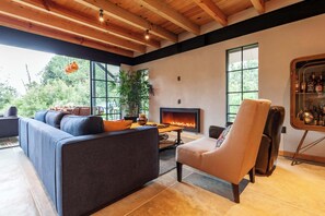 Sala de estar con chimenea 