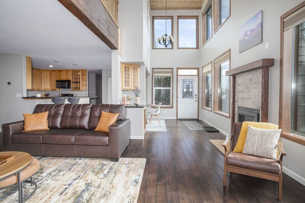 vaulted ceiling living