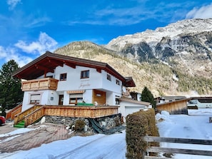 Himmel, Gebäude, Wolke, Berg, Schnee, Fenster, Pflanze, Haus, Baum, Natürliche Landschaft