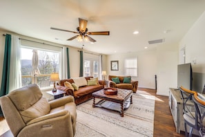 Living Room | Smart TV | Free WiFi | Central Air Conditioning/Heat | Main Level